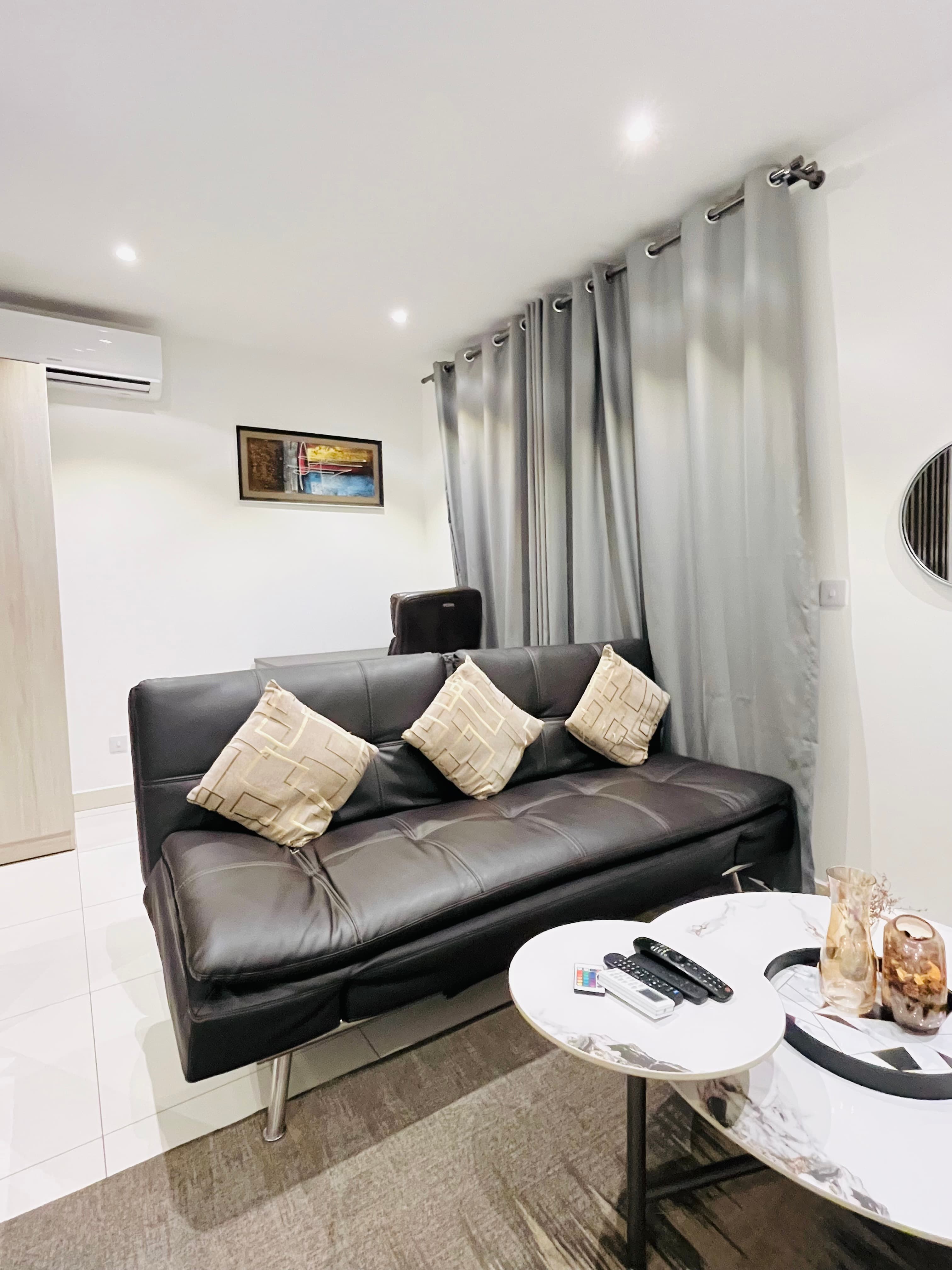 Executive Deluxe Studio 8