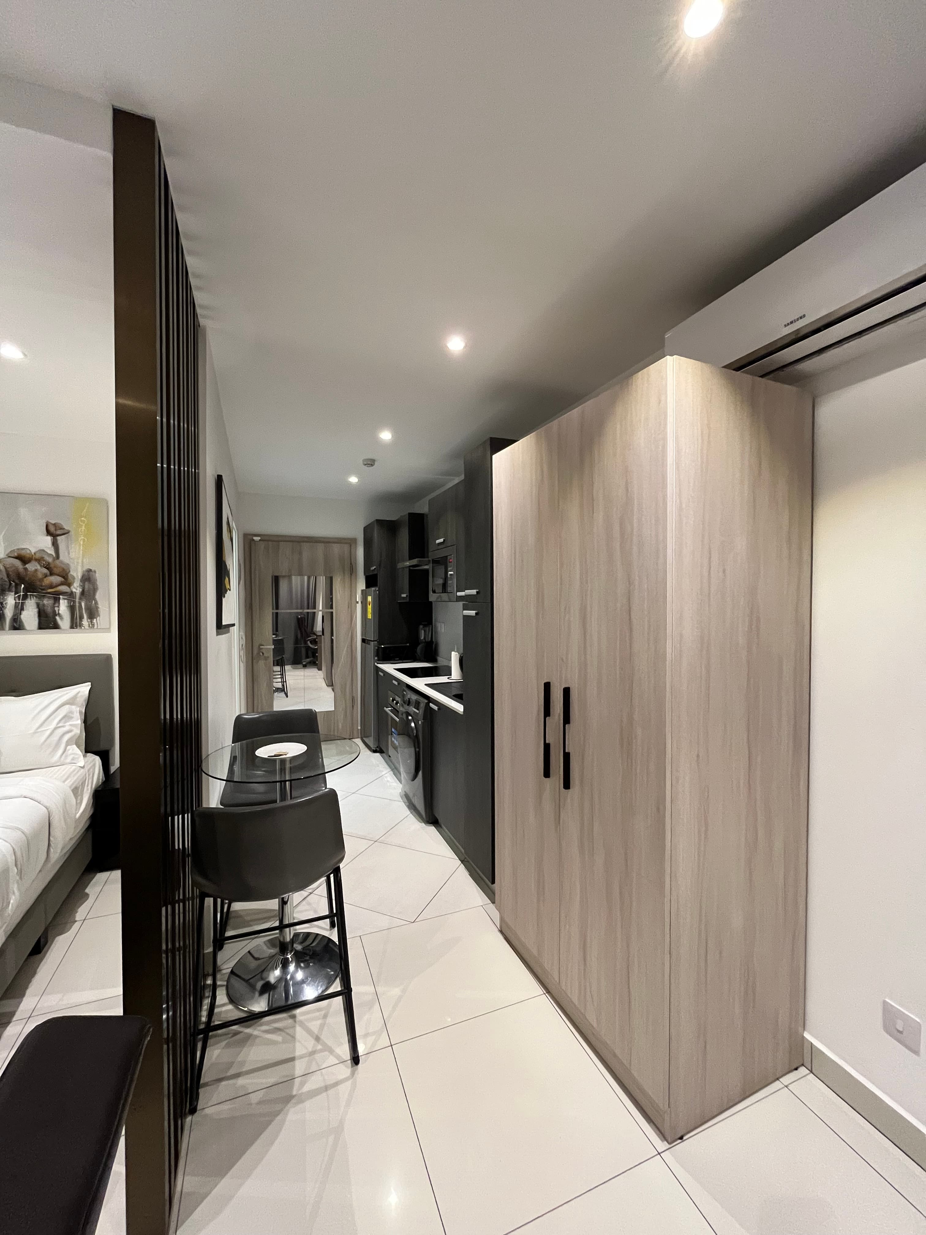 Executive Deluxe Studio 16